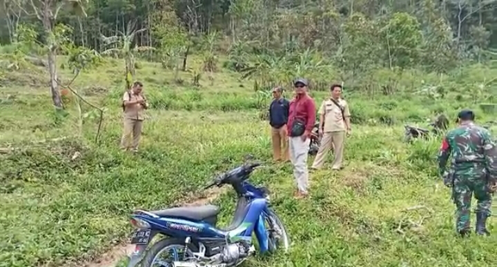 CEK LOKASI : Kepala Desa Talun (jaket merah) bersama petugas dan perangkat desa saat mengecek lokasi tanah bengkok untuk kawasan relokasi di Dusun Sidomukti, Desa Talun, Kecamatan Ngebel pada Senin (31/10/2022).