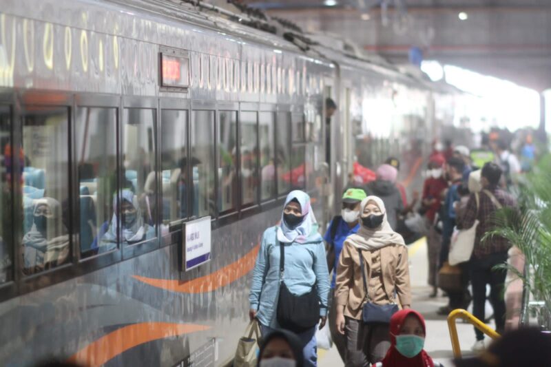 LIBUR PANJANG : Sejumlah penumpang kereta api saat memadati Stasiun Madiun pada akhir pekan, Sabtu (19/11/2022).