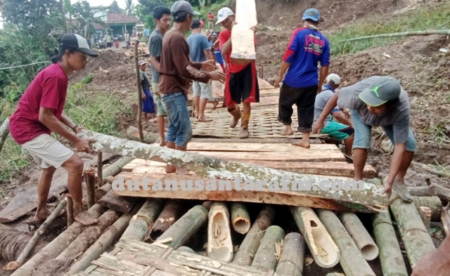 Warga Desa Ngrogung Kecamatan Ngebel urunan bangun jalan darurat, Senin ( 14/11/2022) 