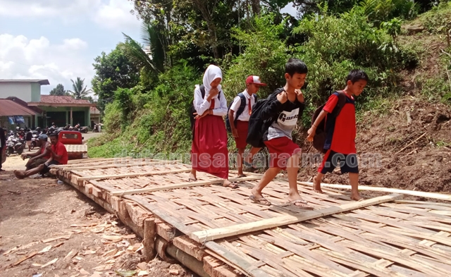 Akses Pendidikan normal kembali, siswa SDN Ngrogung  berjalan kaki melewati jalan darurat, Rabu ( 15/11/2022)   