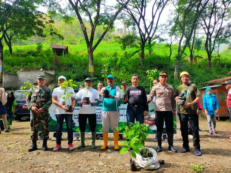 PT.FIF Grup Cabang Ponorogo berkobalobarsi sejumlah pihak hijaukan desa Dayakan Kecamatan Badegan,, Ponorogo,  Jumat (11/11/2022)   