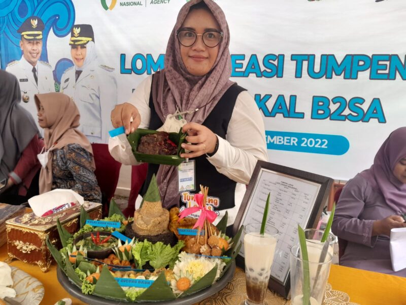 INOVATIF : Anggota KWT Sri Tanjung Desa Sukosari, Babadan menunjukkan olahan dendeng jantung pisang hasil kreasi kelompok dalam ajang Lomba Tumpeng di Dispertahankan Ponorogo, Selasa (13/13/2022).