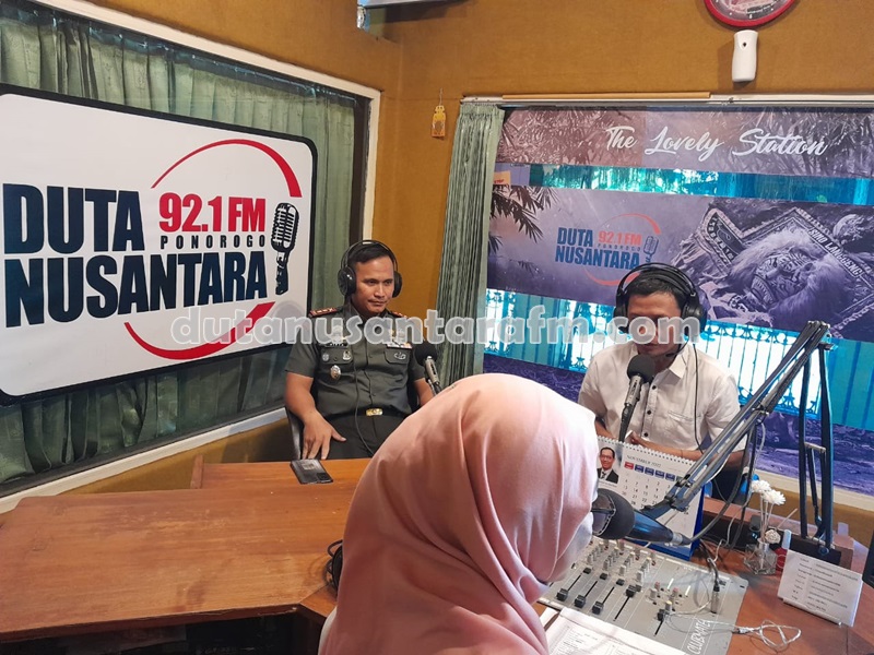 Letkol Inf Hirta Juni Adriansyah, Komandan Kodim 0802 Ponorogo saat talk show di Radio Dutanusantara, Rabu ( 30/11/2022) 