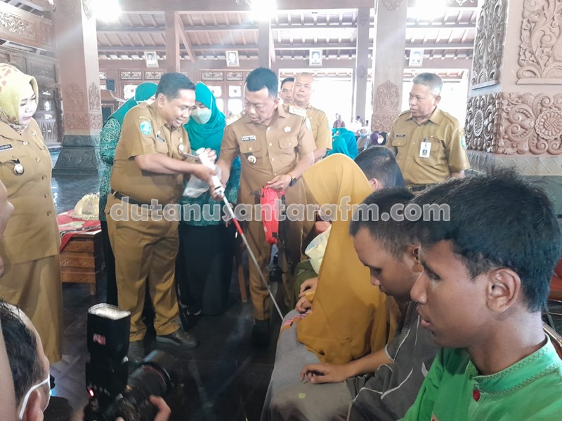 Bupati  Ponorogo Sugiri Sancoko bersama Kadinsos Supriadi saat menyerahkan white cane kepada para difabel  di Pendopo,Senin ( 05/12/2022)  