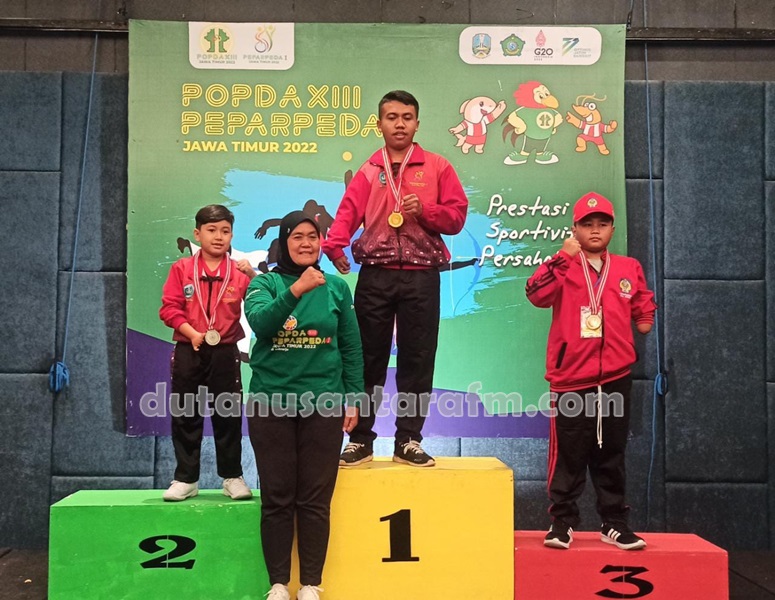 Wahyu Dirli Septiwarna  (16) dan Darren (8 th) saat menerima medali emas dan perak di Paperda Provinsi jawa Timur 