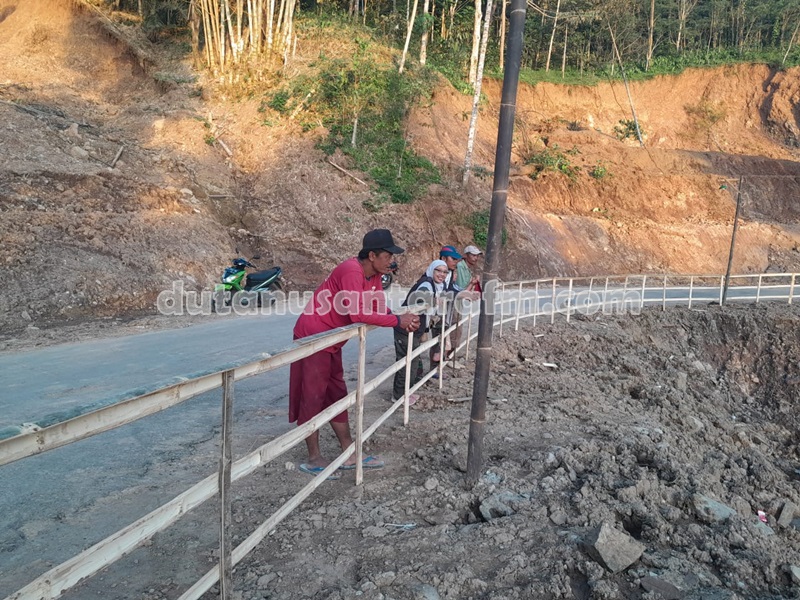 Jalan utama menuju obyek wisata Telaga Ngebel di titik Ngrogung  sudah normal kembali , Sabtu 9 10/12/2022)  