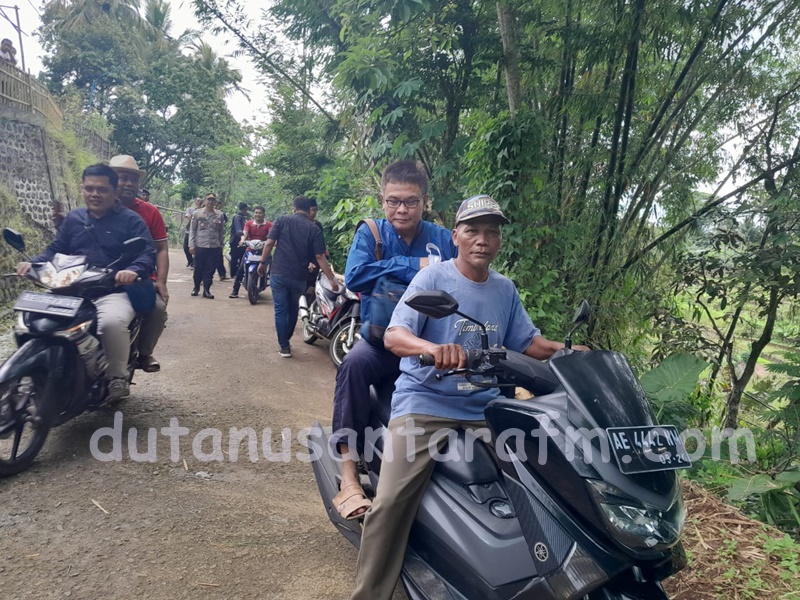 JB saat naik ke dusun Ngerjang Desa Serak Kecamatan Pulung  di ojek warga, Jumat (23/12/2022)