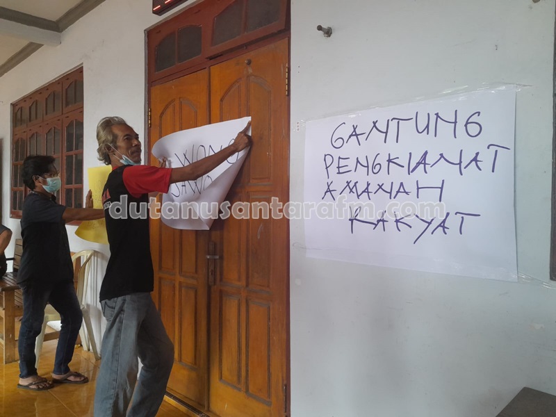 Warga yang merasa menjadi korban pungli perangkat Desa Sawoo memasangan berbagai tulisan di dinding Kantor Desa Sawoo , Jumat ( 06/1/2023)  