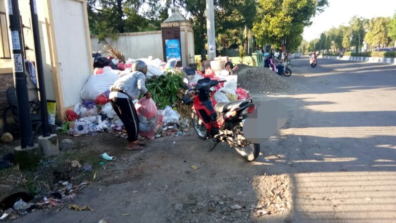 Tumpukan sampah di TPS dekat gedung terpadu, Minggu pagi (09.04/2023) 