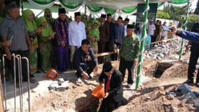 Photo of Bupati Ponorogo Sugiri Sancoko Meletakkan Batu Pertama Pembangunan Kantor Muslimat NU Ponorogo