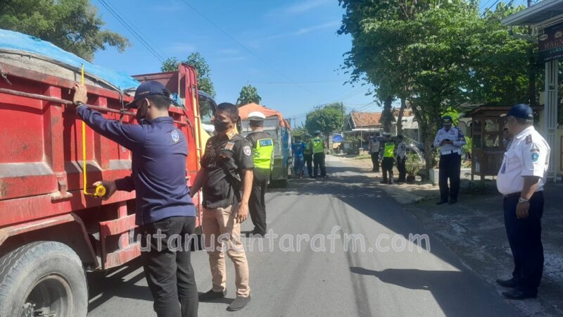 Dinas Perhubungan Kabupaten Ponorogo bersama Satlantas melakukan razia tonase terhadap truk pengangkut hasil tambang, Kamis ( 08/06/2023)