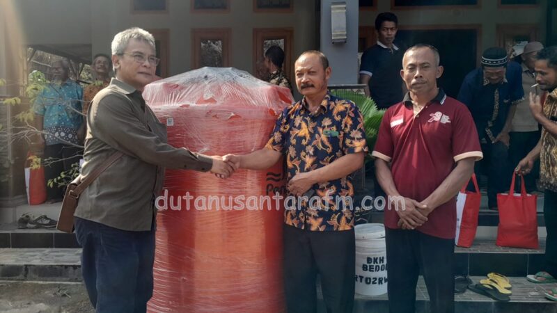 Johan Budi SP, anggota DPR RI dari Fraksi PDI Perjuangan  memberikan bantuan tandon air dan sembako kepada warag terdampak kekeringan di Desa Wates Kecamatan Slahung.   