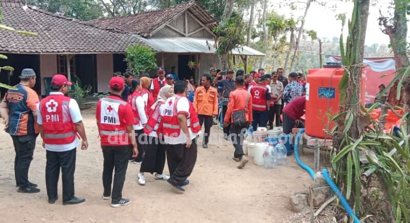 PMI Jawa Timur mengirimkan bantuan tandon air untuk warga Dusun Krajan Tengah Desa Wates Kecamatan Slahung,, Kmais ( 07/09/2023)
