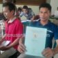 Shodikin , Warga Dusun Ngebel Desa Ngebel  saat menerima 7 sertifikat tanah  dan menapatkan  bonus berupa potongan pembayaran ,, Selasa (17/10/2023)  