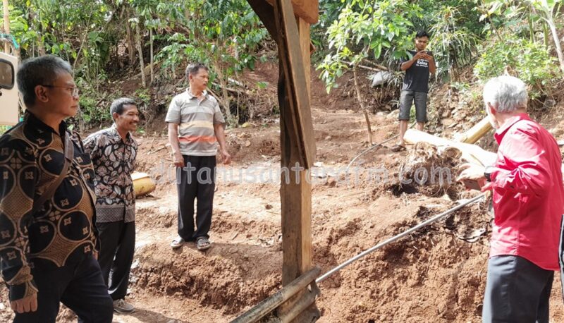 Johan Budi Sapto Pribowo, anggota DPR RI  saat melihat realisasi bantuan sumur boor  di Dusun  Mutih Desa Wayang Kkecamatan Pulung