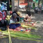 Omzet penjualan janur untuk ketupat di Pasar Legi Ponorogo merosot karena pasokan dari Wonogiri berkurang  