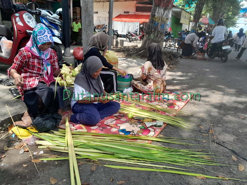Omzet penjualan janur untuk ketupat di Pasar Legi Ponorogo merosot karena pasokan dari Wonogiri berkurang  