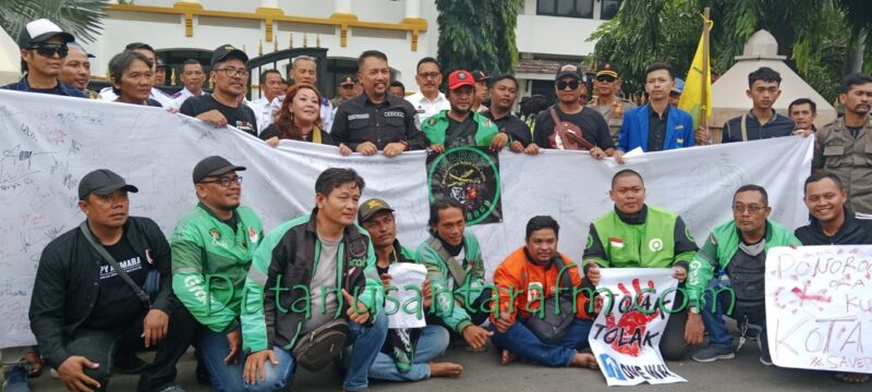 Aliansi Masyarakat Ponorogo tolak one way  bersama para ojek online gelar aksi unjuk rasa ke depan Kantor  DPRD dan depan Kantor Bupati, Rabu (24/04/2024) 