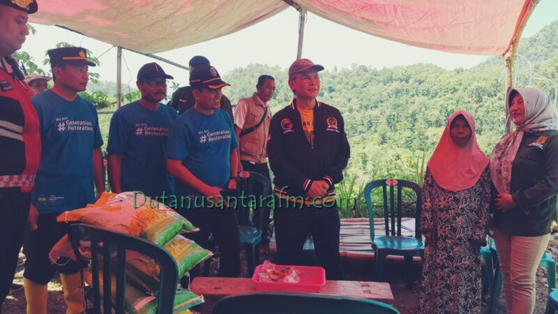 Johan Budi Bersama Baznas Ponorogo dan Forkopimcam  mengunjungi  Nyamirah (65th)  korban rumah roboh, Rabu (08/05/2024) 