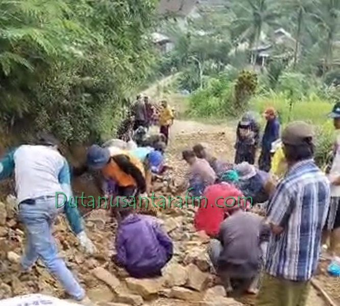Warga Kecamatan Ngrayun sedang melakukan kerjabakti memperbaiki ruas jalan PU Mbadut-Koni , Minggu (12/05/2024)