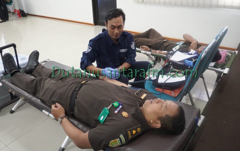 Sejumlah Staf Kejaksaan Negeri Ponorogo mendonorkan darahnya melalui PMI Ponorogo