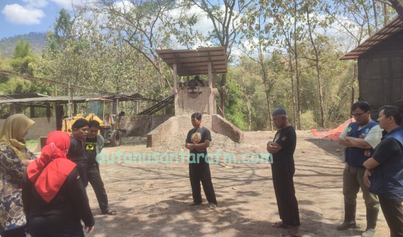 DLH Ponorogo  Cek kebersihan 
 kandang peternakan Ayam broiler di Desa Koripan yang di dikeluhkan warga karena bau dan lalat ,