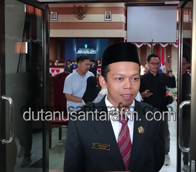 Udin Irchamna anggota dewan dari PPP yang baru dilantik ini jadi buruan para wartawan karena kisahnya 