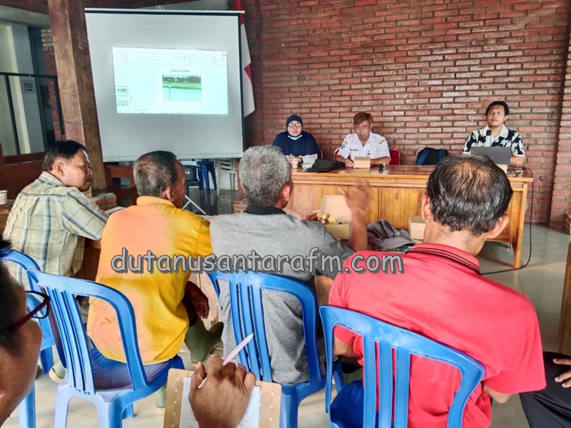 Bidluh Ponorogo sedang meggelar pelatihan pembuatan pupuk organik  dengan metode dahwah religidi Balai Desa bringin Kecamtan Jambon,Kamis (14/11/2024) 