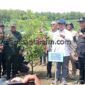 Menteri Lingkungan Hidup Hanif Faisol Nurofik melakukan penghijauan di kawasan Helypad Waduk Bendo Ponorogo simbol upaya pemulihan hutan, Sabtu ( 21/12/2024) 