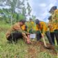 Didik Triswantara, Kepala Wilayah CDK Pacitan ikut melaksanakaan aksi penanaman di Desa Tugurejo Kecamatan Slahung, Selasa (11/02/2025)